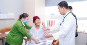 Hai lần đặt cược vào nền y học Việt Nam của cụ bà ngoại quốc gần trăm tuổi 1 z77440559699243f85e216130affa86a912124aabdb70e 17766604518972073546956 54 0 1394 2560 crop 177666089